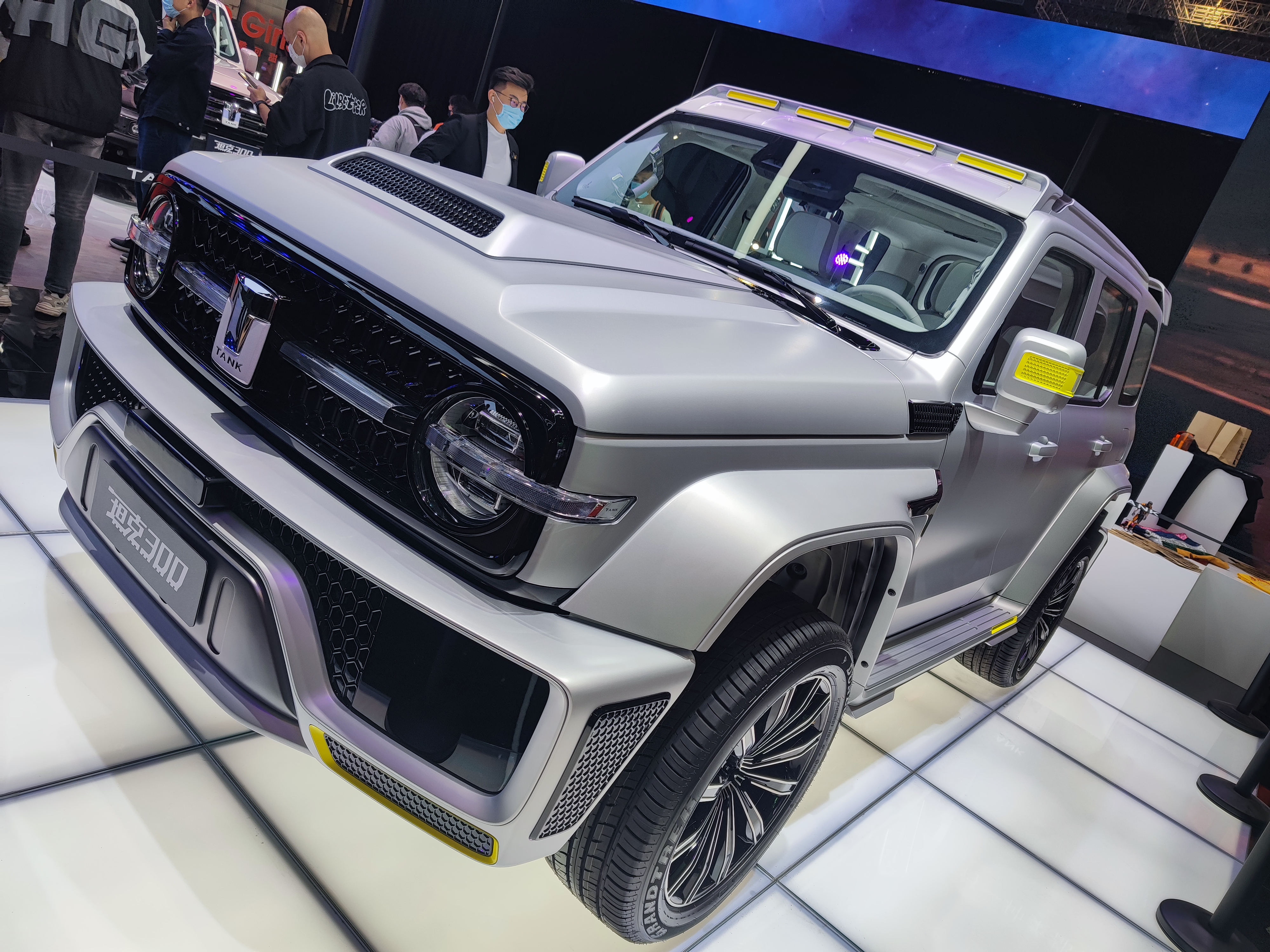 赛博坦克300对比大g,赛博坦克300落地价白色