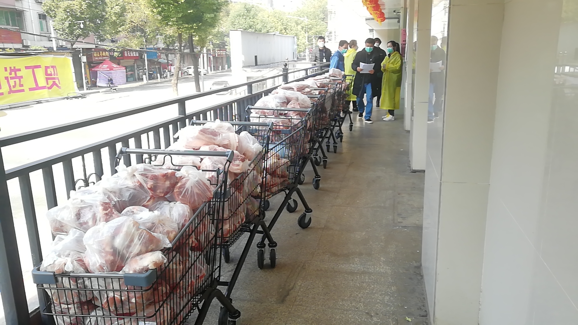 在东原纳帕溪谷，有一个“抛妻弃子”舍身抗疫的物业人