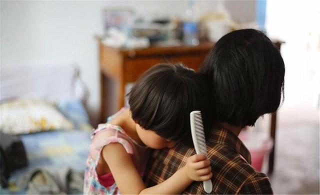 “妈妈，同桌总是摸我”，妈妈机智的做法，值得父母学习