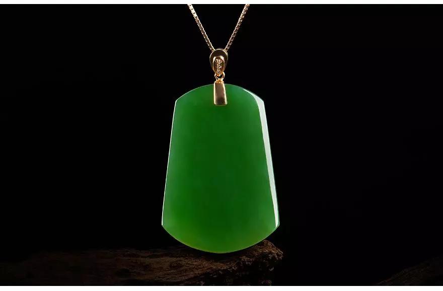 刘晓庆戴翡翠平安扣,刘晓庆帝王绿无事牌