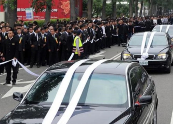 结婚车队遇上出殡车队如何避让,当结婚队伍遇上送葬队伍