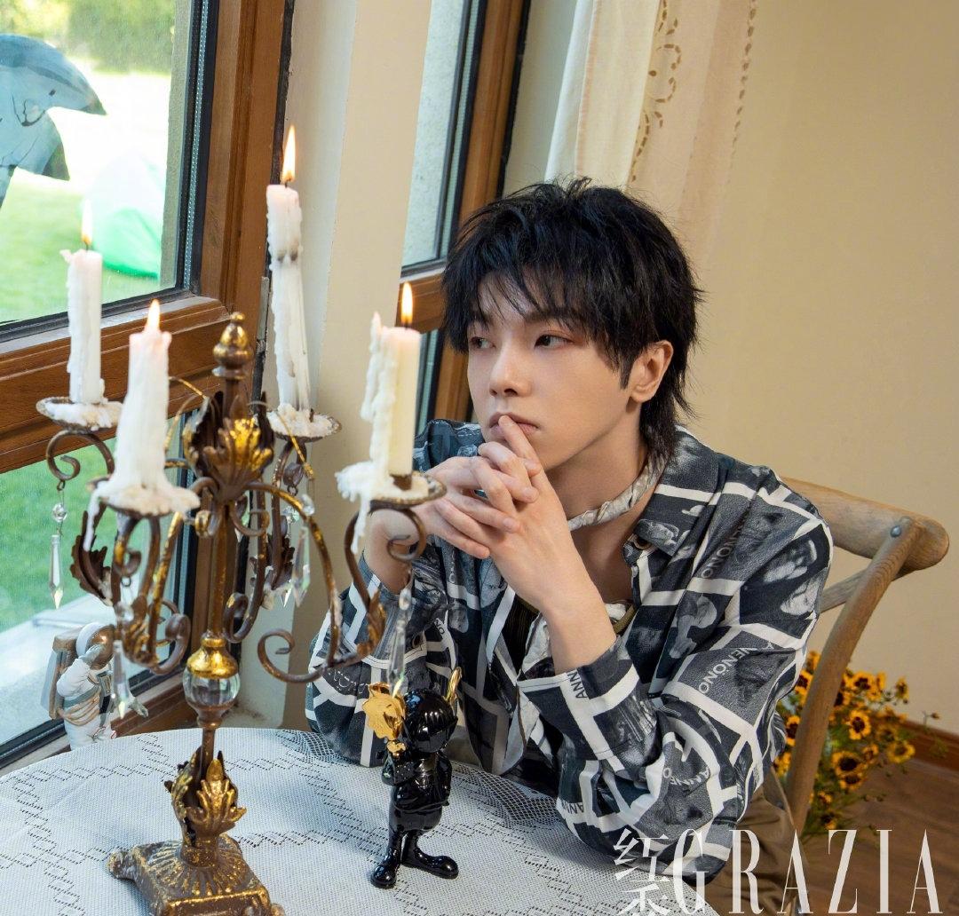 华晨宇头戴兔耳朵发箍 (华晨宇戴墨镜)