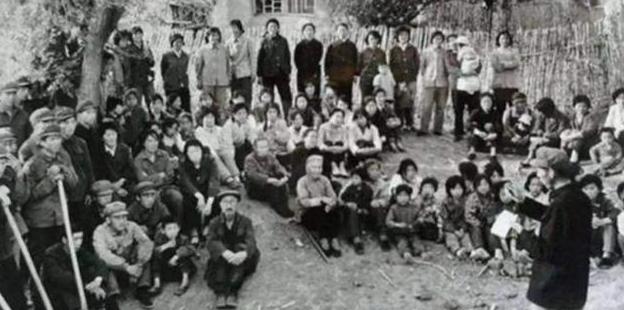 建国后的荒唐事：县医院改造成皇宫，40名女护士被迫成妃子