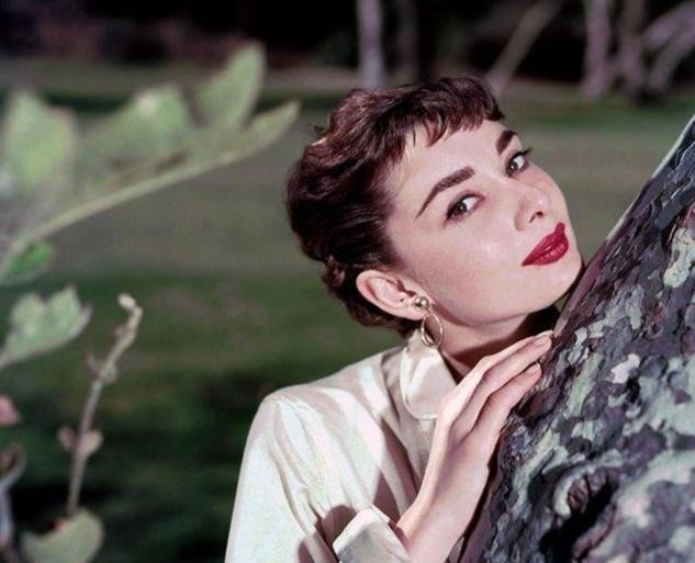 赫本是众多男人心中的女神,赫本坎坷情路