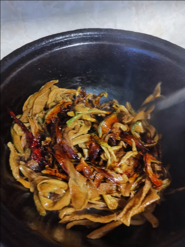 铁锅可以煮咸菜吗,用铁锅烀萝卜缨子咸菜