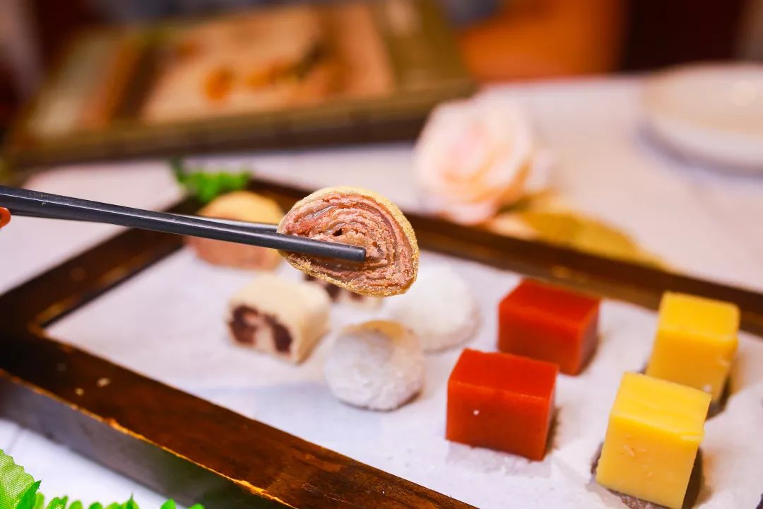 青岛这家餐厅藏着一个老北京，北京烤鸭，京六件、炖吊子都能吃到