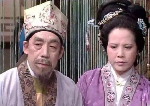 她是红楼里最尴尬的一个人，婚姻失败，无儿无女，没有人待见她