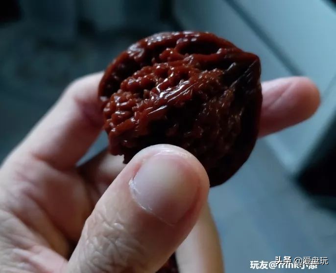 核桃盘时间长了为什么会变红玉化,盘的核桃发霉了怎么办