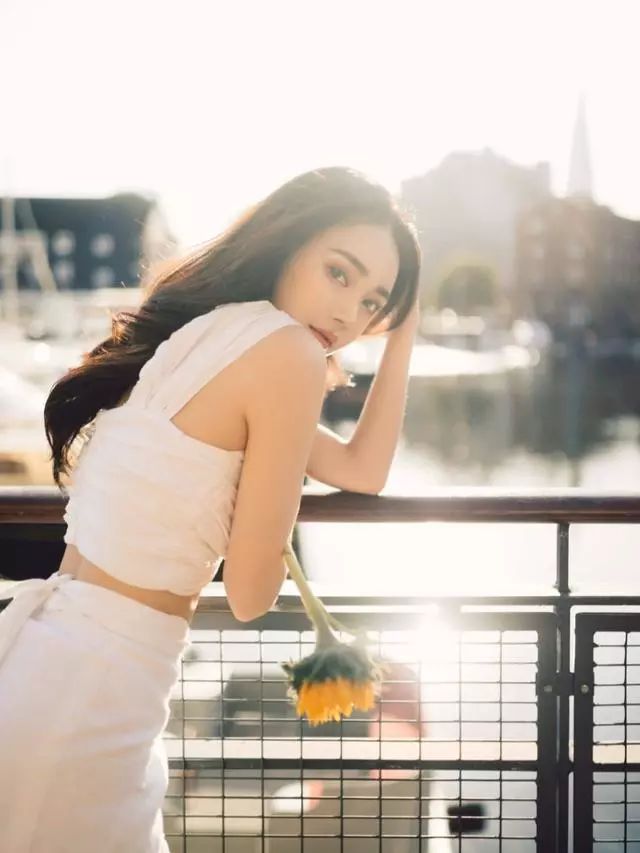 拍人像自己做pose好还是摆拍好,拍照小技巧不会摆pose的看过来