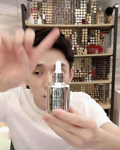 一个夏天晒成黑人，这瓶美白精华还你白皙皮肤