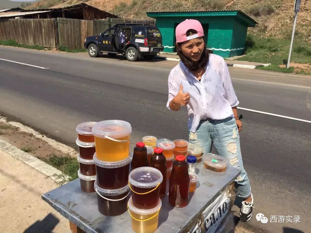 这女孩看到俄罗斯帅哥搭车，逼我停车，否则跳车