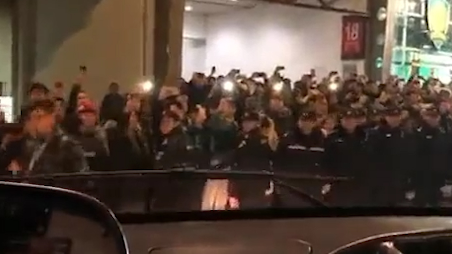 岳云鹏向男足道歉，高峰被国安粉丝堵，女足胜利后德云社争议不断