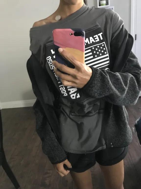 女性展示自己的身材,女生在舞台上展示自己的身材