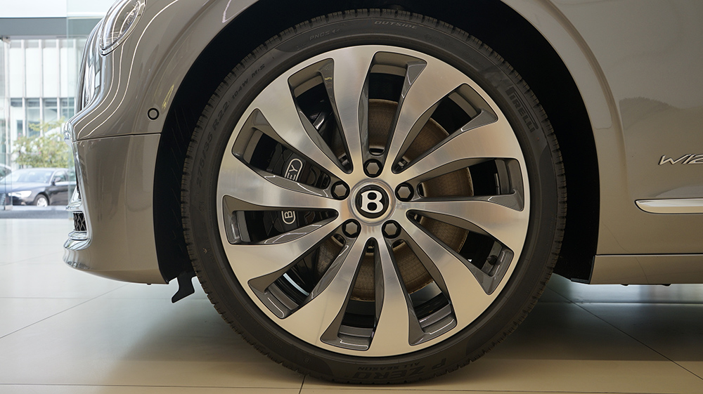 宾利飞驰2024款是立标还是平标,运动宾利飞驰