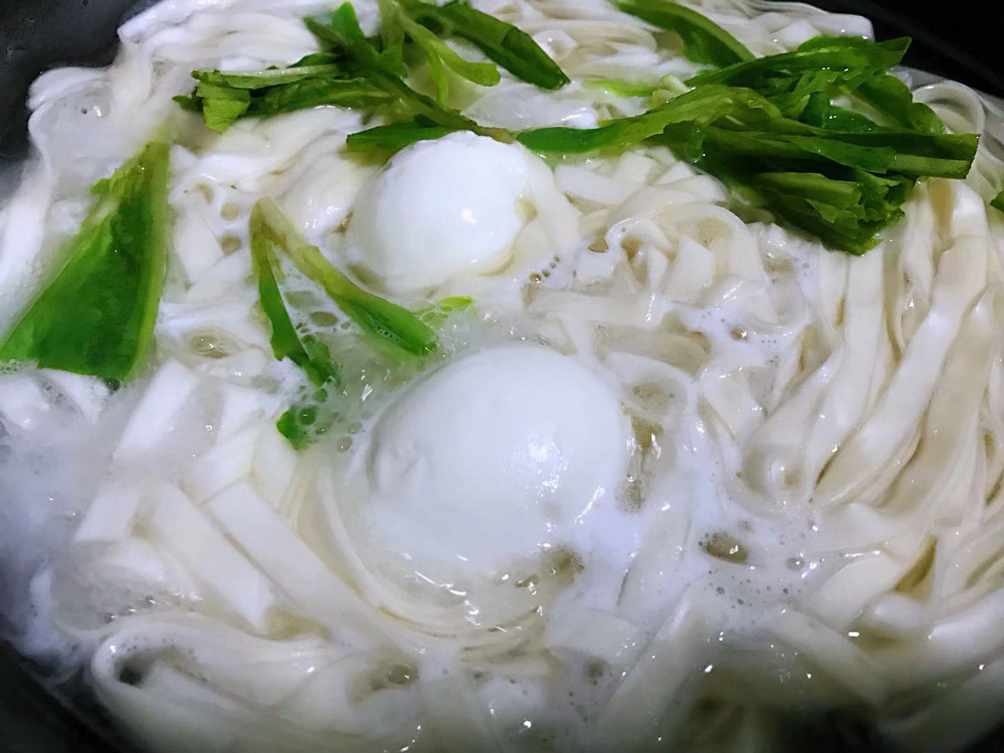 鸡蛋和面条一起煮正确做法,面条里卧鸡蛋不散开的方法