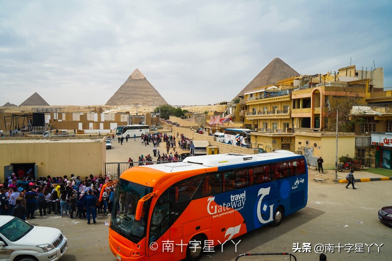 一半沙漠一半海洋图片,一半沙漠一半湖水