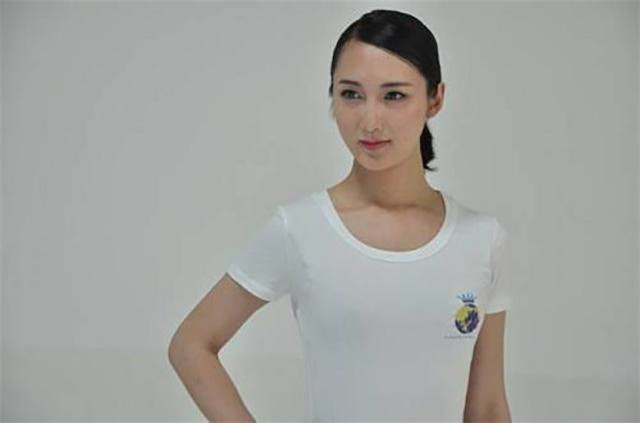 他是背母上学的“劳模”,通过手术大胆变性,参加选美成“名模”