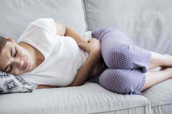 女孩用吸尘器吸走“大姨妈”，导致休克就医，网友：太刷三观