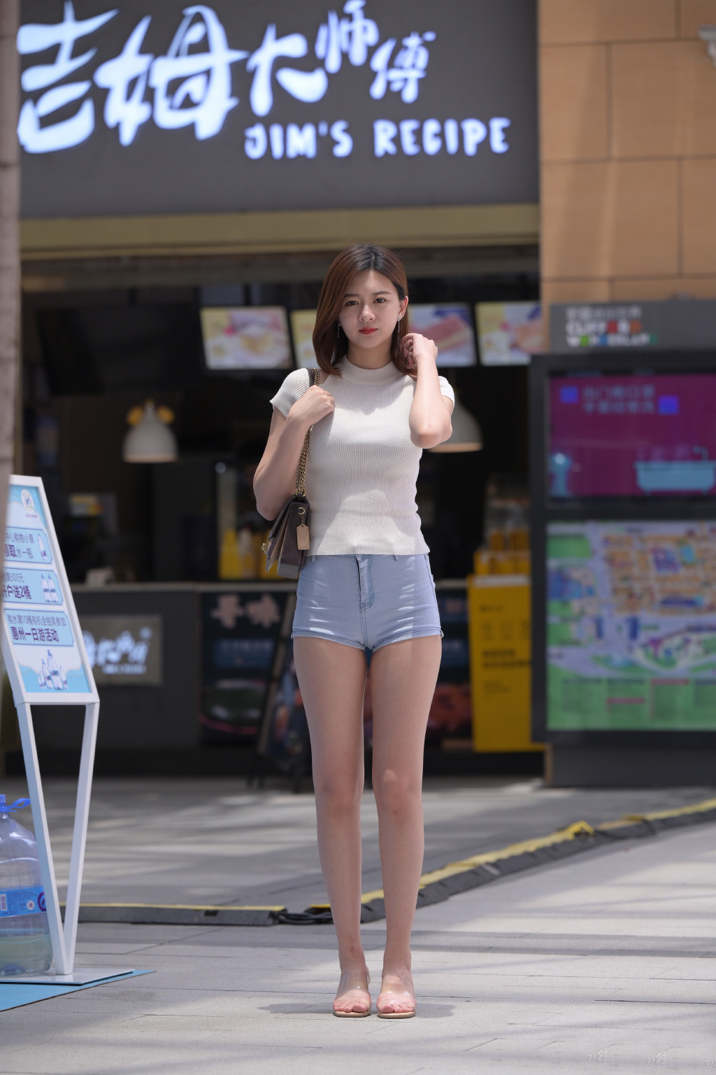 牛仔短裤搭配穿出美腻的感觉,牛仔短裤怎么搭配出时髦感秋冬