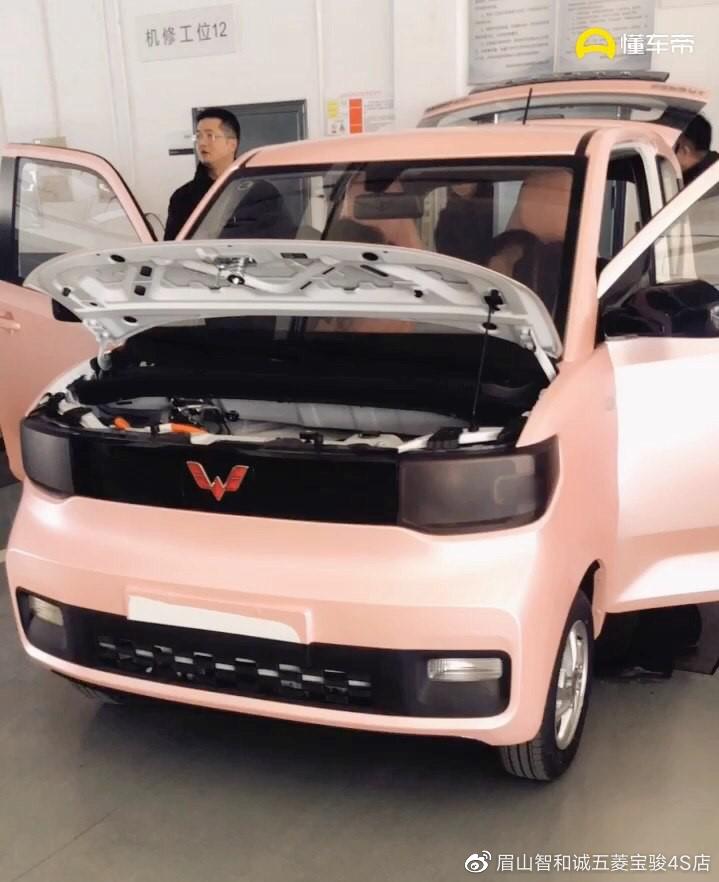 五菱宏光mini走街头,五菱宏光minievgameboy版试驾