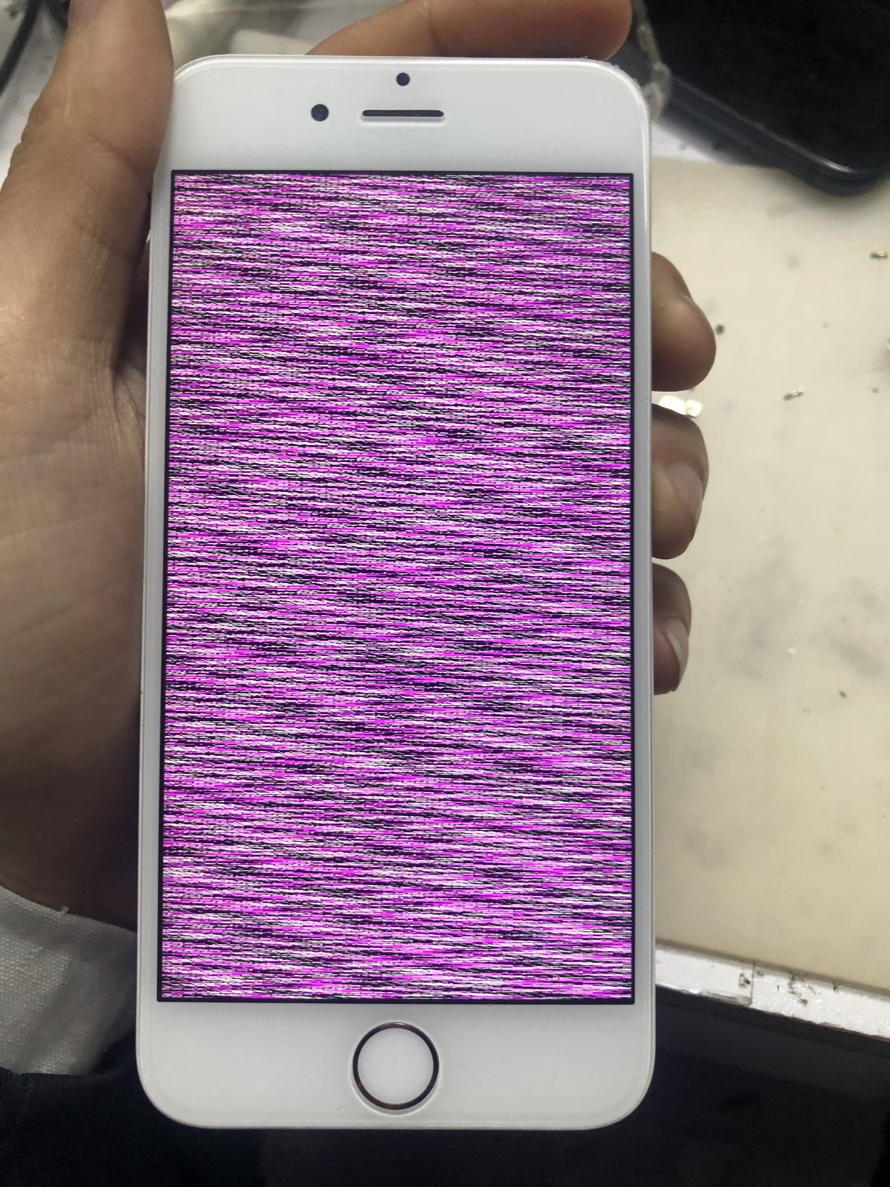 苹果6s不定时花屏重启维修