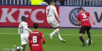 内马尔在台上看比赛被球迷挑衅,内马尔对待球迷暖心时刻