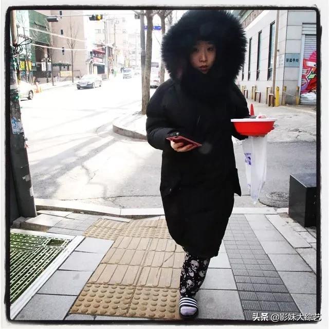 韩国人喜欢穿三线拖鞋吗,韩国人衣服为什么有三条杠