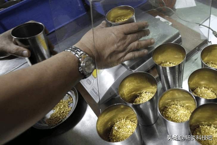 那些“回收旧手机换脸盆”的人能赚钱吗？揭秘：一吨提400克黄金