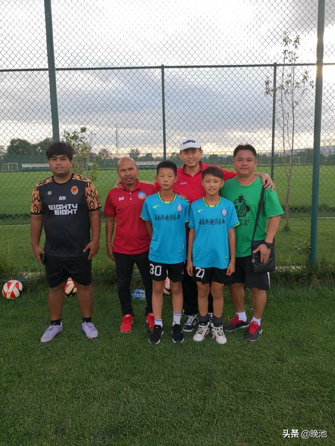 云南彩蕴康庄体育大力推广校园足球，训练后放松有创意！动静结合