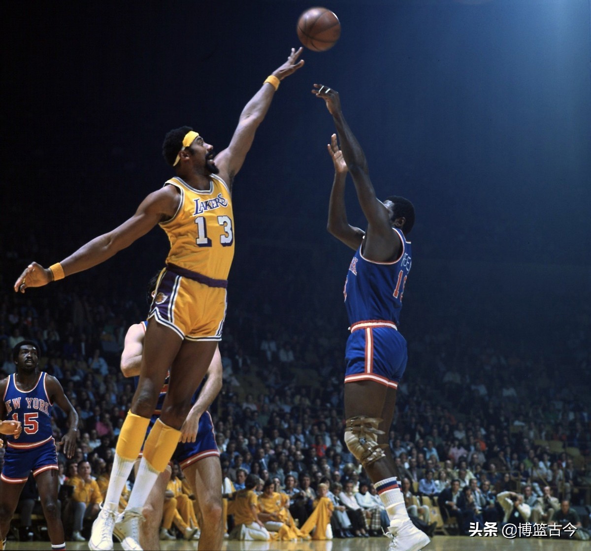 盘点NBA75周年伟大中锋：天勾第1鲨鱼第2，现役只有霍华德进前10