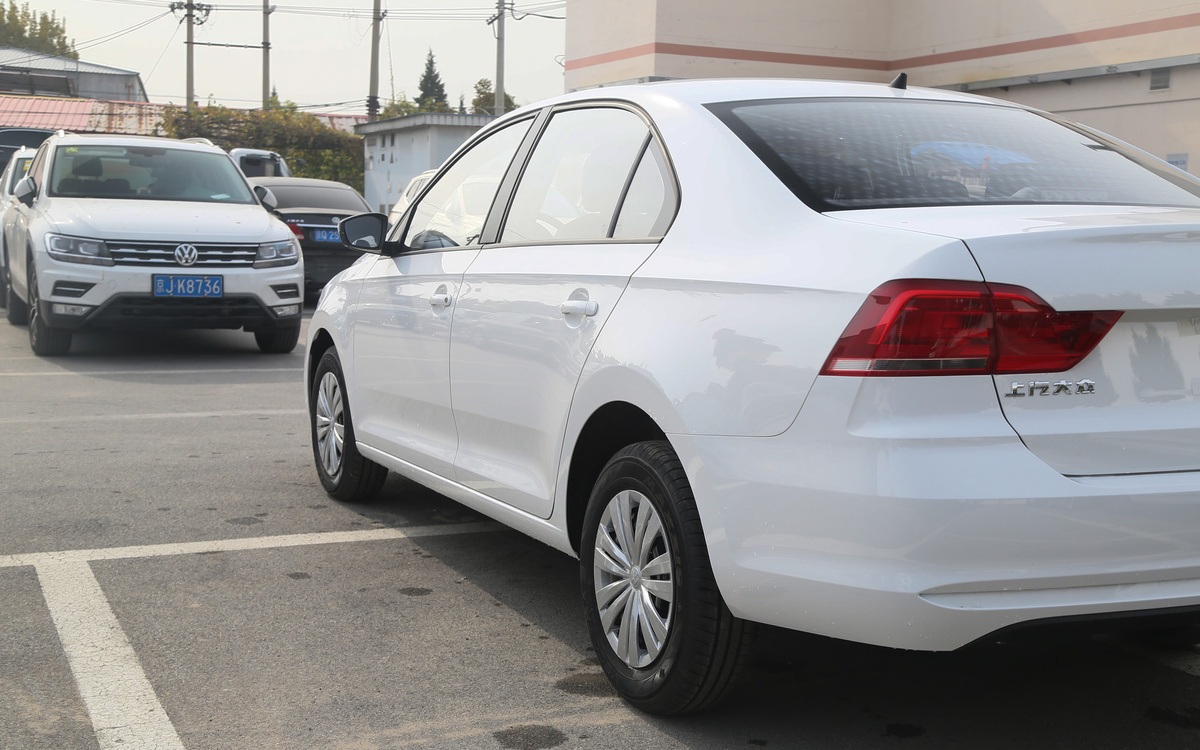 新款桑塔纳两三万公里得多少钱,皮实省油耐造的家轿桑塔纳