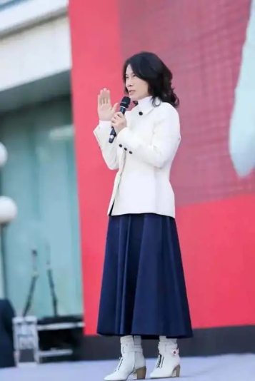 董明珠活明白了！以前只买白菜价打折品，现14万8的项链眼都不眨