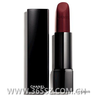 百花盛开的季节让花瓣的颜色飞上双唇