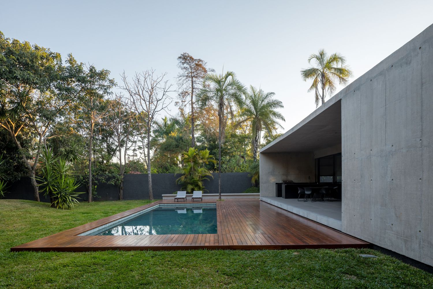 巴西利亚原始的清水混凝土与红砖打造的别墅