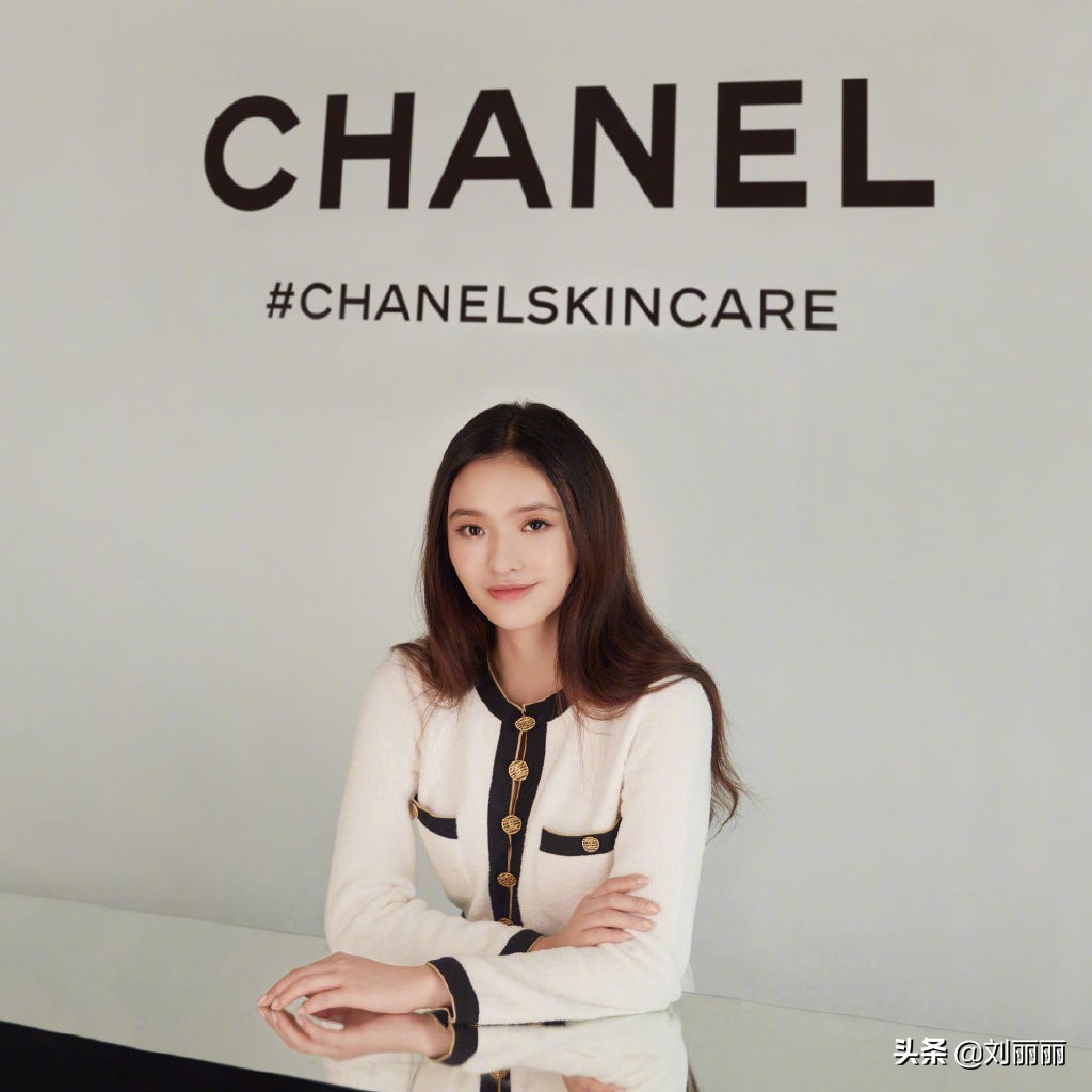 从行走的种草机到香家官方大使，林允靠什么在时尚圈步步升级？