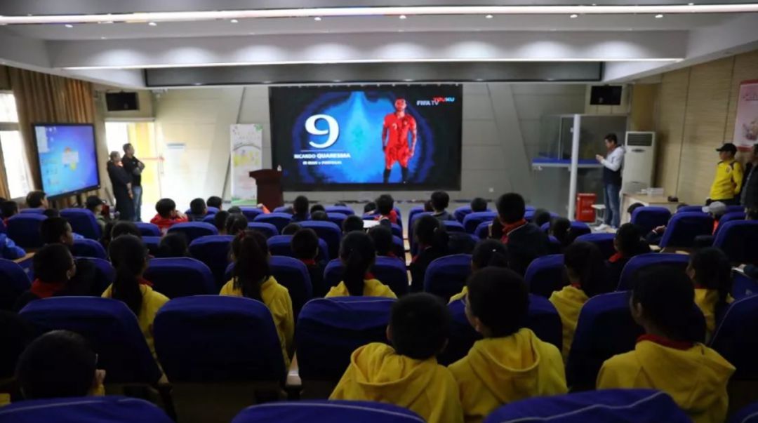 鄂老甲A走进傅家坡小学足球少年与前亚洲第一高中锋切磋球技