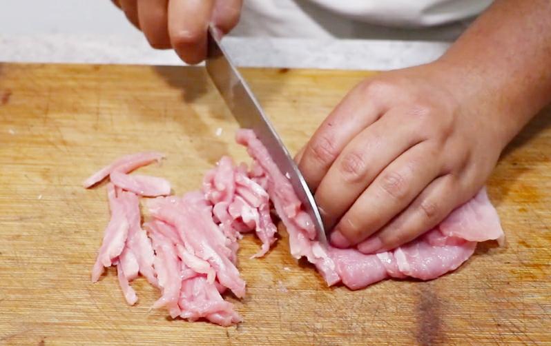 不管炒什么肉丝都不要直接下锅,教你2个小技巧,肉丝鲜嫩不粘锅