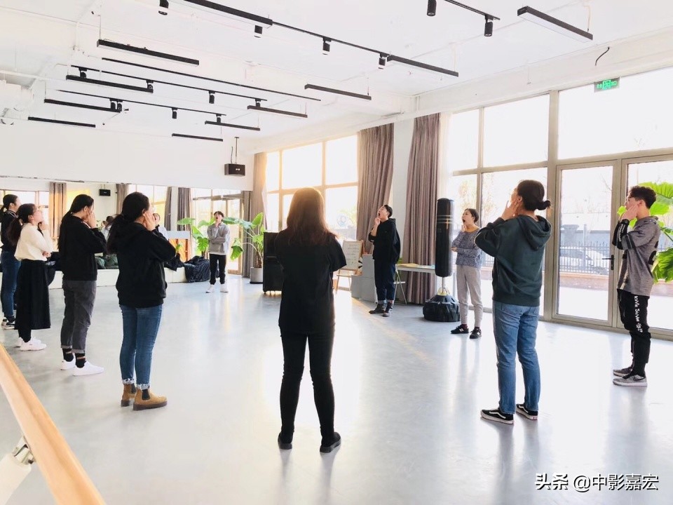 歌手练气息的方法,歌手都是如何训练声音的