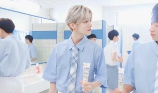 鹿晗给6所学校捐了足球场,鹿晗所捐第10个足球场将开工