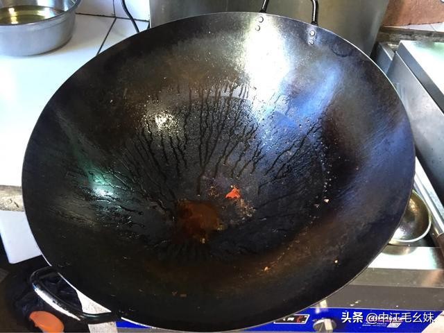 炒完菜的铁锅怎样洗不粘锅,为什么铁锅炒肉那么粘锅