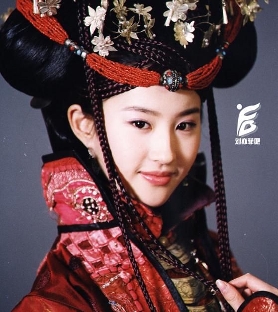 彭小苒为什么穿异域风情那么美,迪丽热巴和彭小苒谁更漂亮