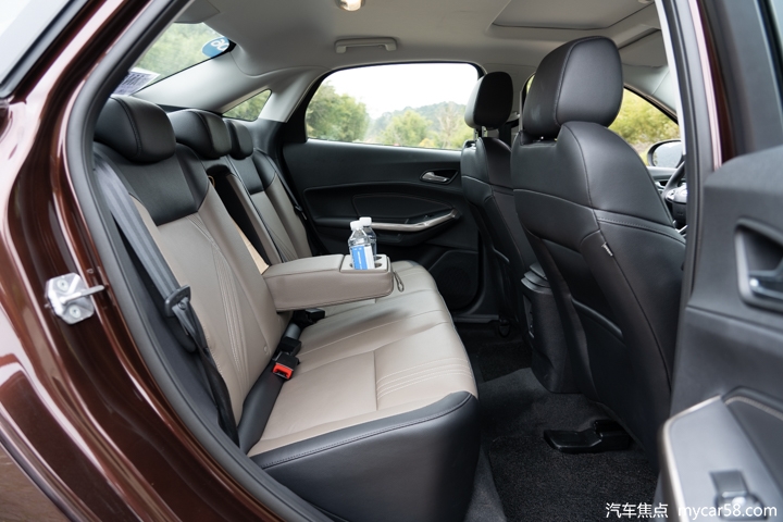 新手家用车选择福特福克斯怎么样,福特入门轿车