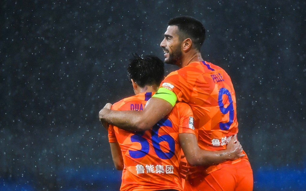 不满裁判判罚中超,中超鲁能战胜深足