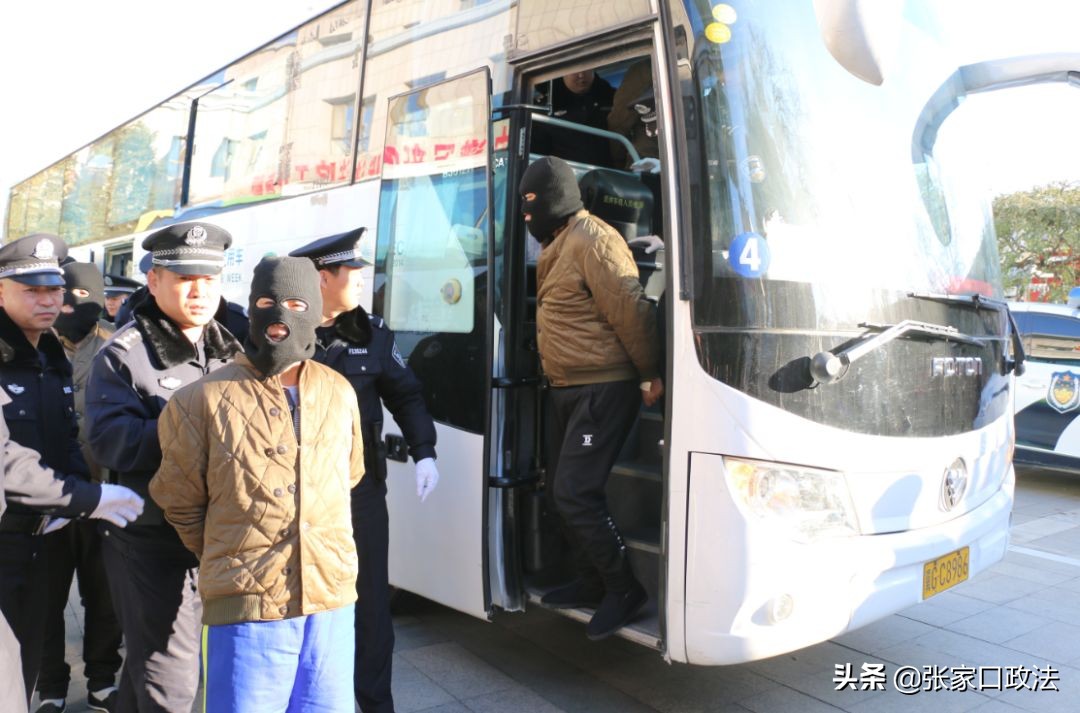 市委常委、政法委书记王亚军深入市中院现场督导冯海军等31人涉黑案件开庭审理工作