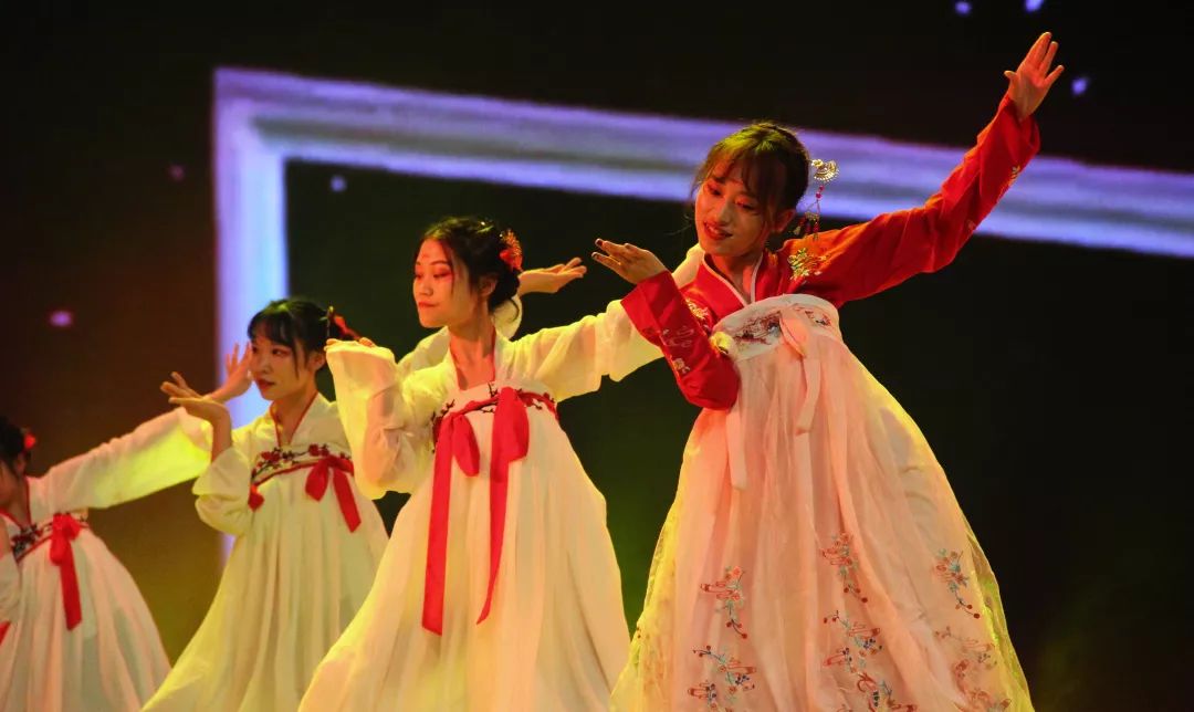 一场派对,一张面具,浪漫由你!川大锦江学院举行“假面舞会”