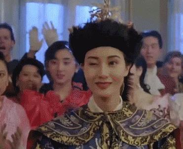 本是美艳无双的长相，却甘愿成为富豪们的“猎物”，耗尽青春