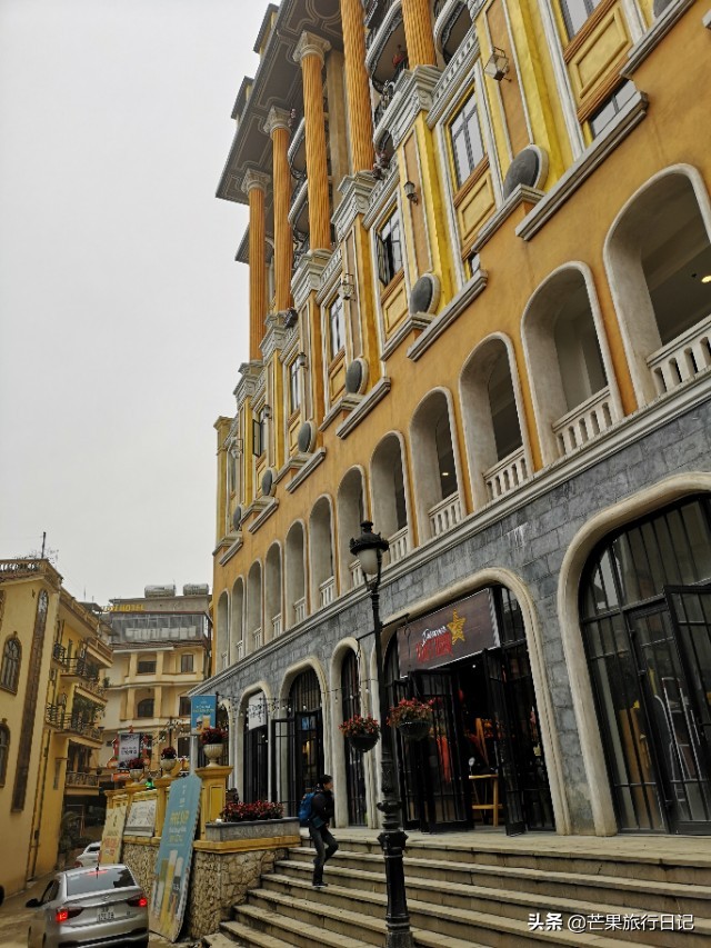 两个广东女孩越南自由行，老街逛超市发现方便面只要6毛，真便宜