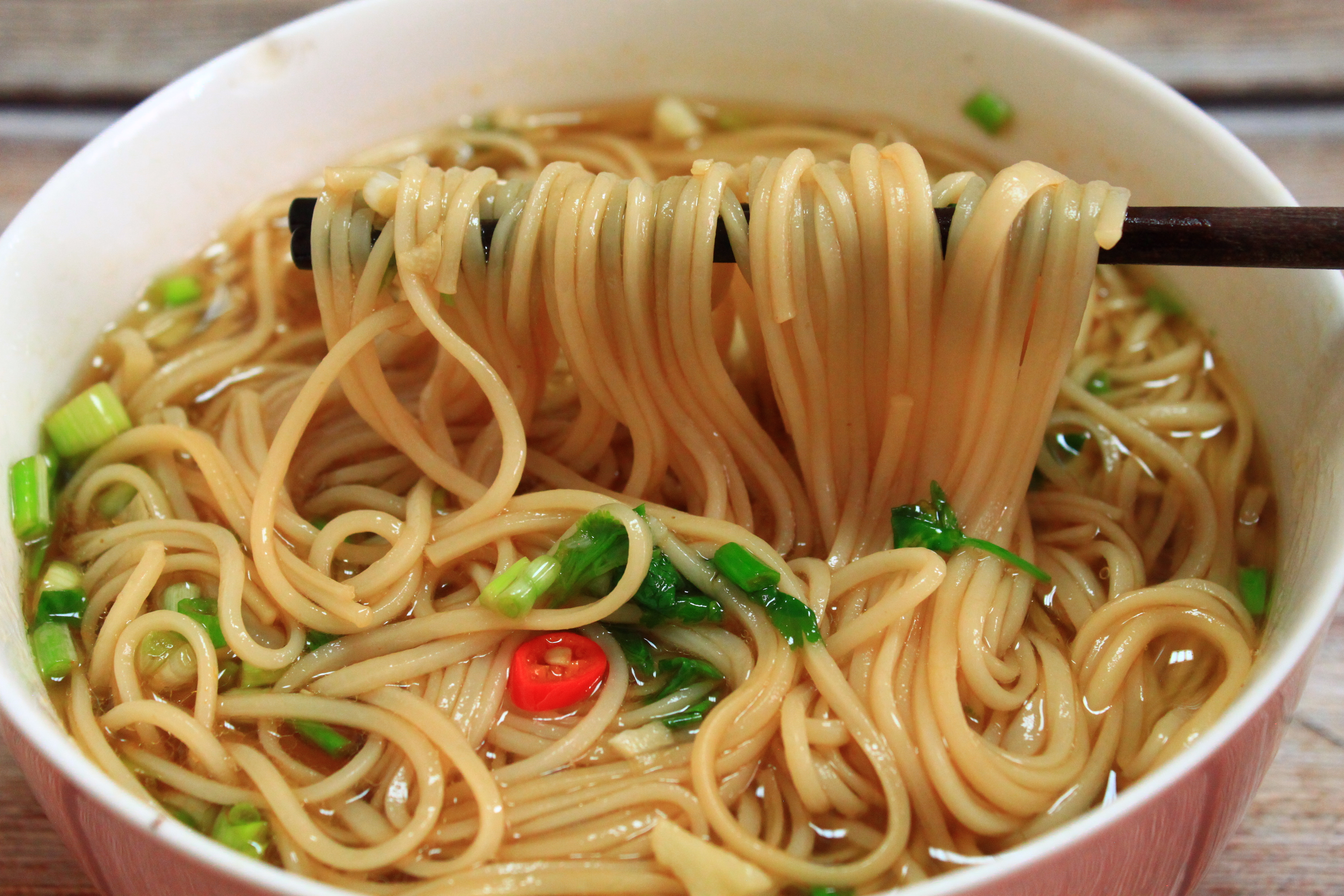 煮面条的时候水放少了怎么办,煮面条时水开下锅就错了