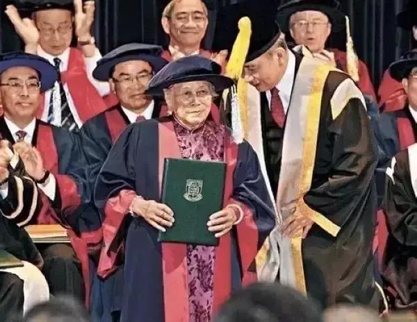 独腿小哥送外卖视频,独腿小哥拄拐坚持送外卖