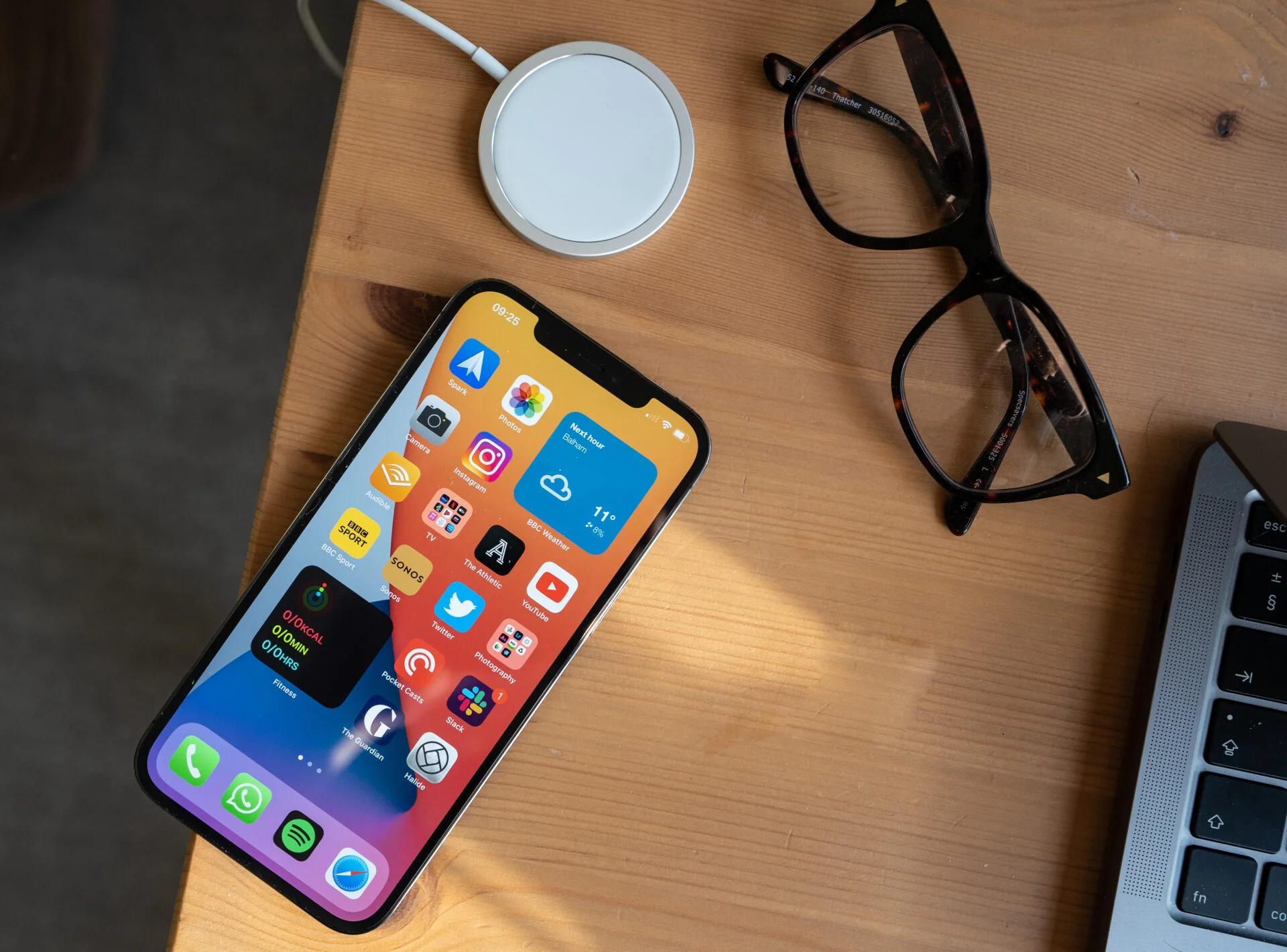 苹果再亮剑，iPhone12加速跌至新低价，网友：还是太贵